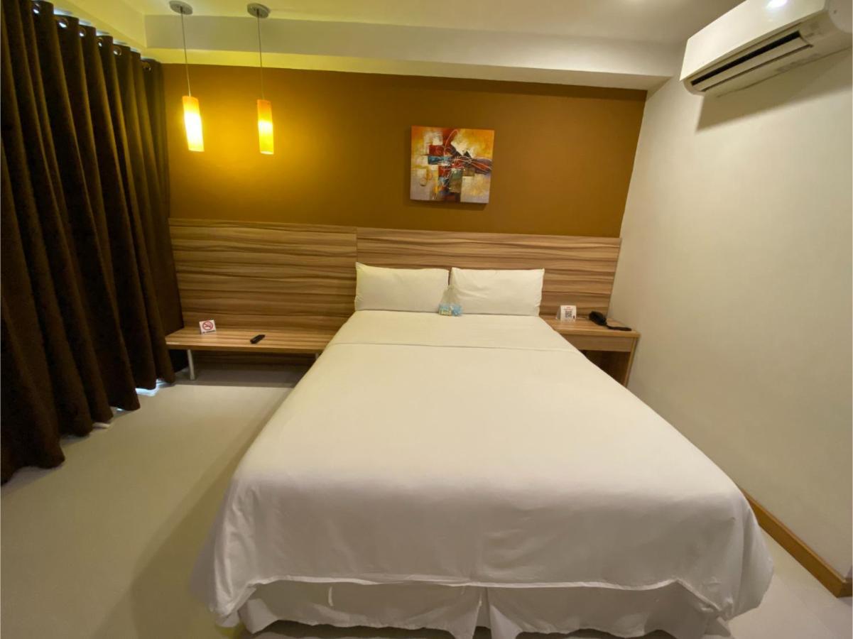 Capital O 820 Guijo Suites Makati Manila Exteriér fotografie