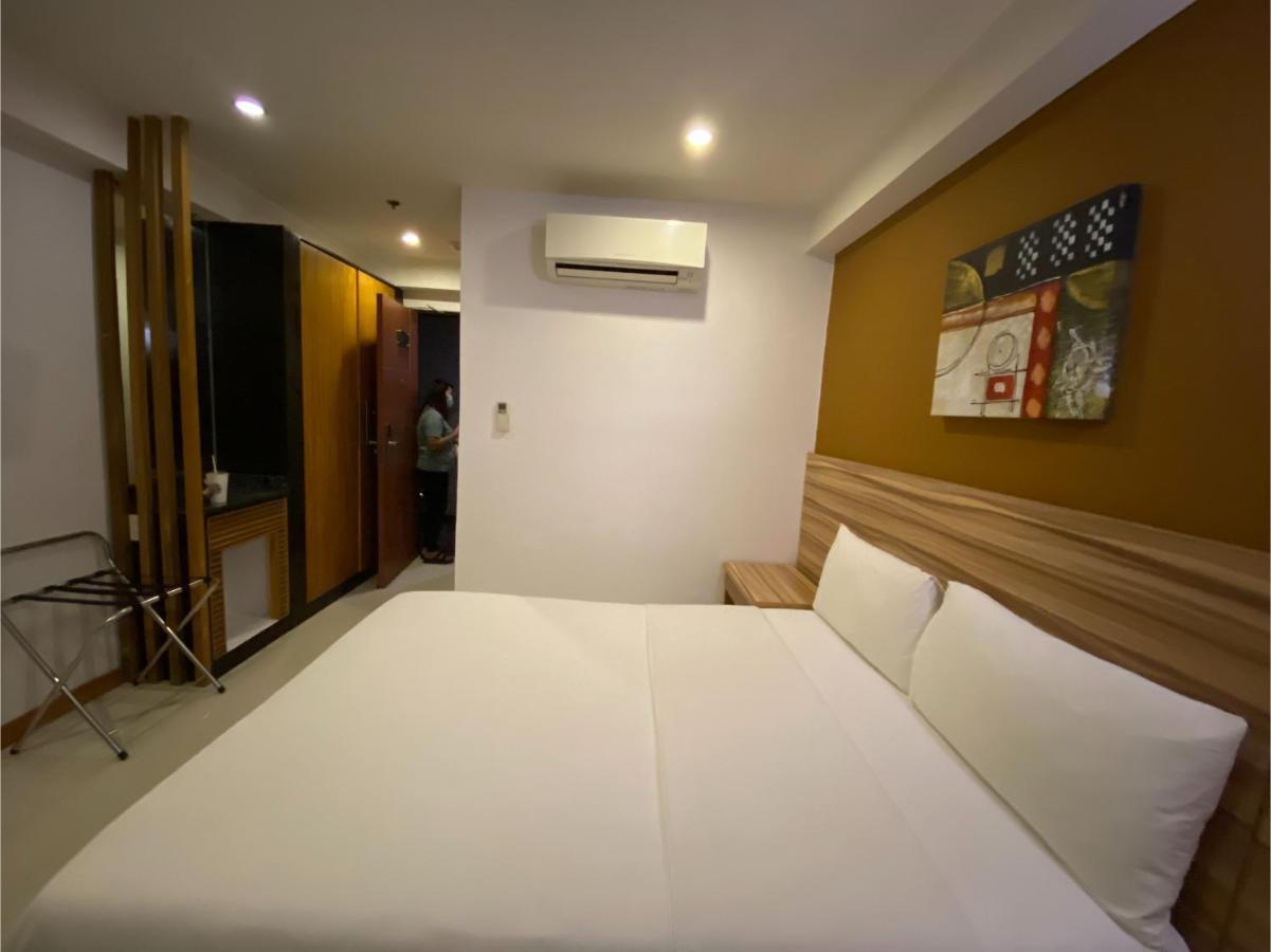 Capital O 820 Guijo Suites Makati Manila Exteriér fotografie